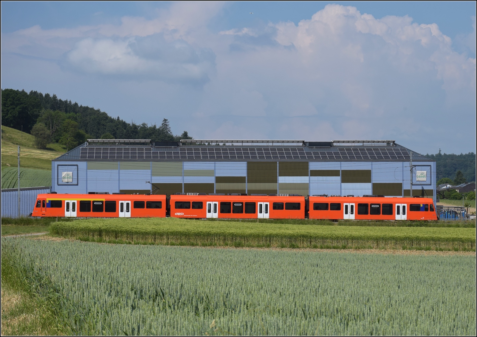 Next RABe 4/12 27 beim Bahnhof Lohn-Lüterkofen. Juni 2023.