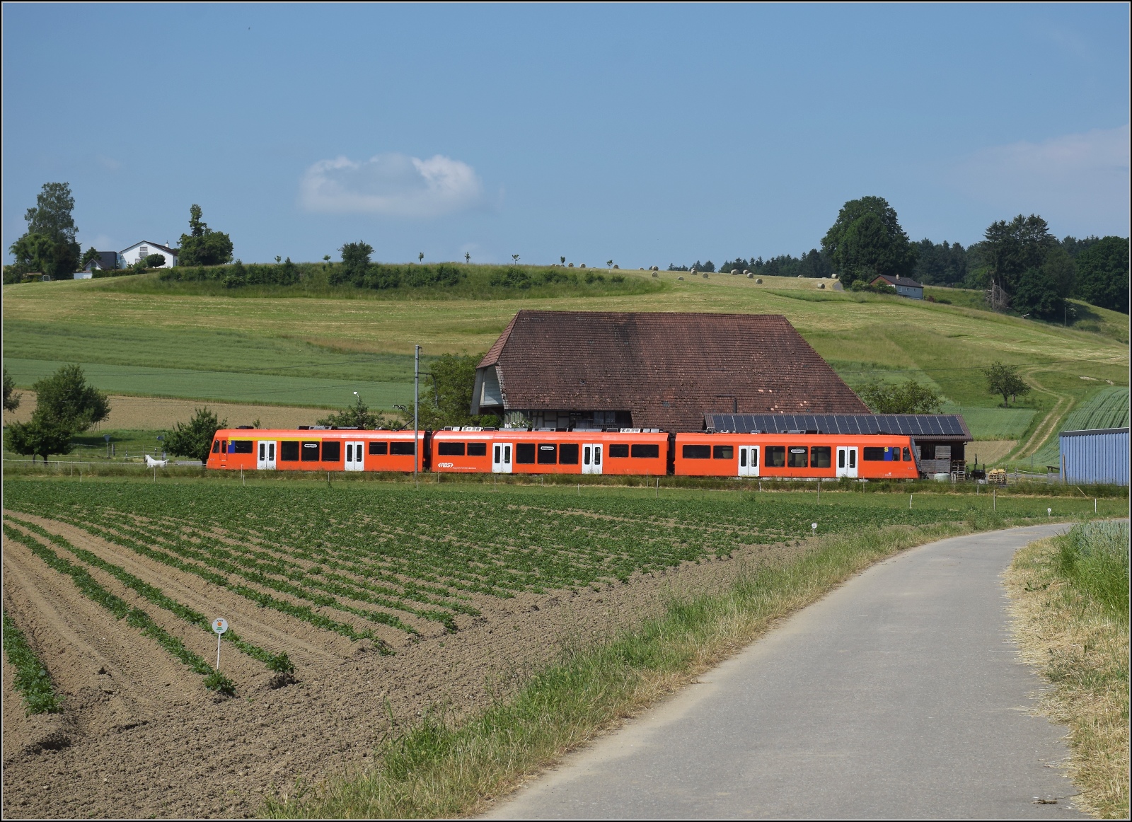 Next RABe 4/12 33 am Löffelhof beim Bahnhof Lohn-Lüterkofen. Juni 2023.