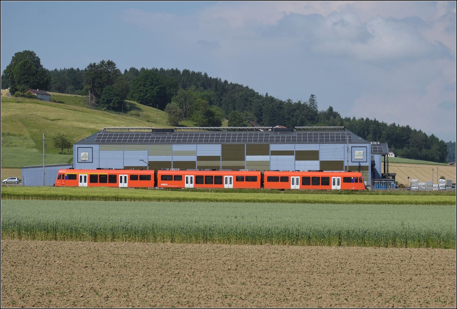 Next RABe 4/12 33 beim Bahnhof Lohn-Lüterkofen. Juni 2023.