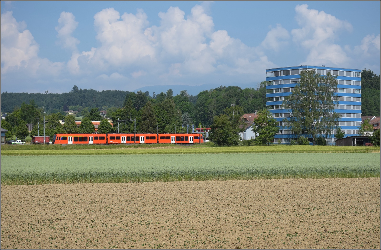 Next RABe 4/12 33 beim Bahnhof Lohn-Lterkofen. Juni 2023.