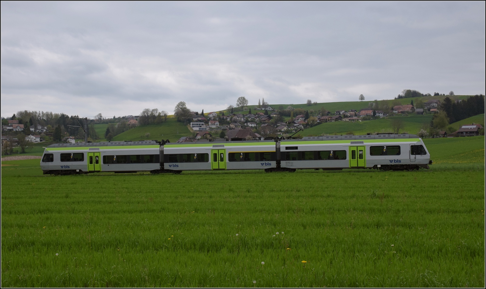 Nina RABe 525 028 in Brand bei Rohrbach. April 2023.