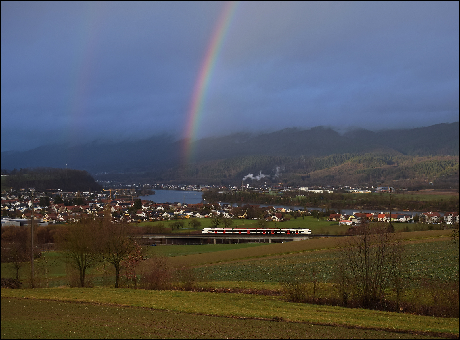 Noch bevor der Regenbogen verblasst, gibt es einen Nachschlag-Flirt RABe 523. Mumpf, Januar 2026.