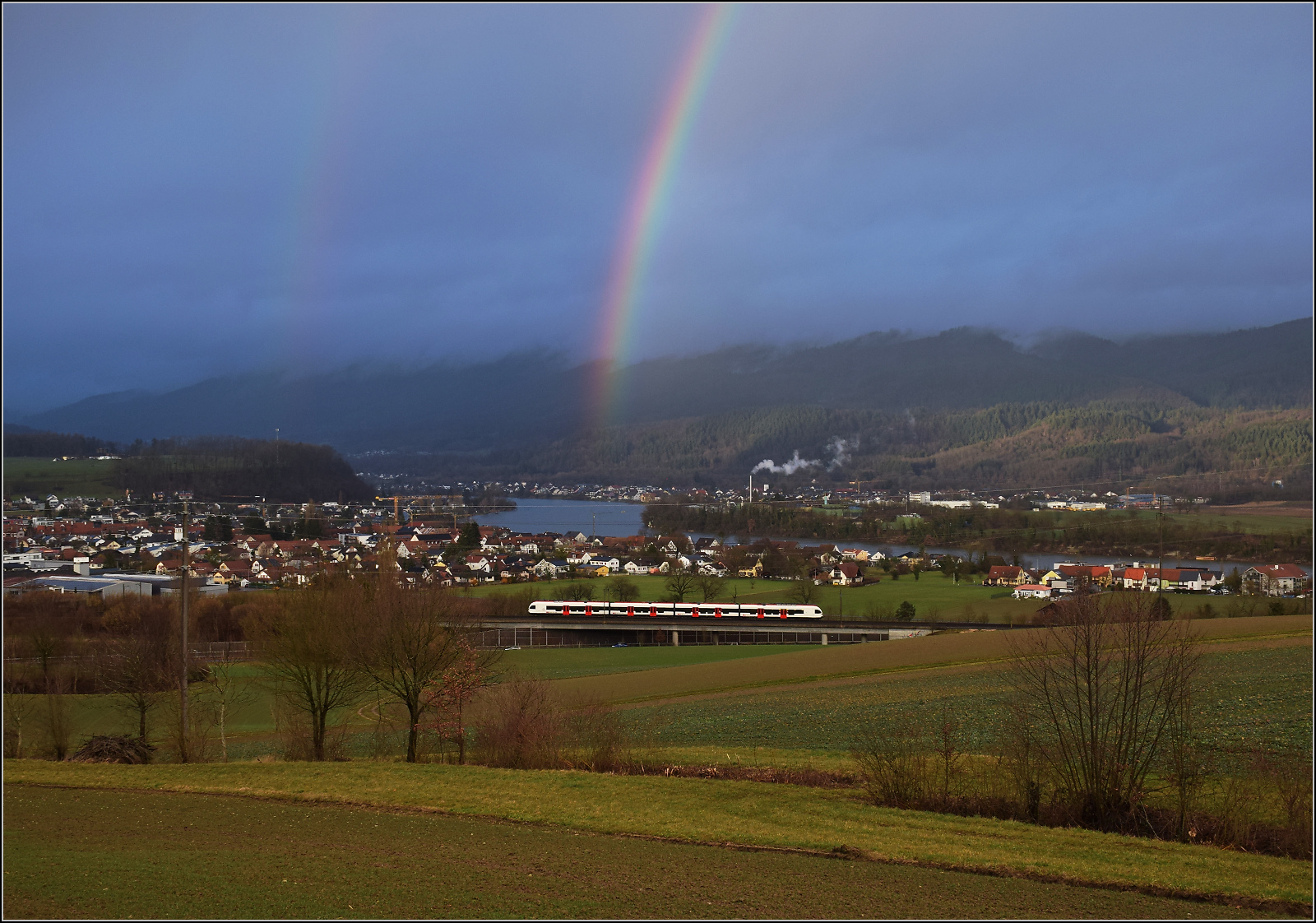 Noch bevor der Regenbogen verblasst, gibt es einen Nachschlag-Flirt RABe 523. Mumpf, Januar 2026.