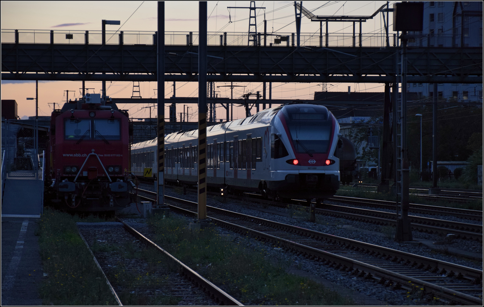 Noch schnell der Abend in Pratteln.

RABe 523 039 und RABe 521 020 auf dem Weg nach Basel. Oktober 2024.