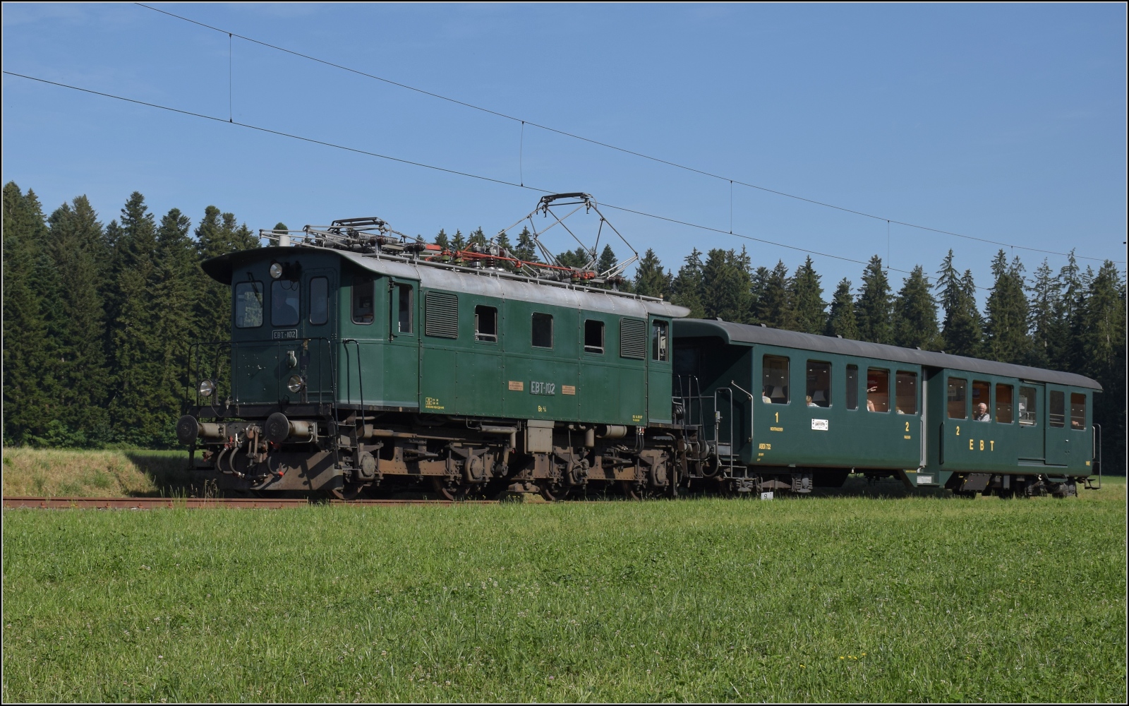 Öffentlicher Fahrtag auf der Emmentalbahn. 

Den Frühkurs von Huttwil zieht EBT Be 4/4 102 nach Sumiswald-Grünen. Waldeck, Juli 2023.