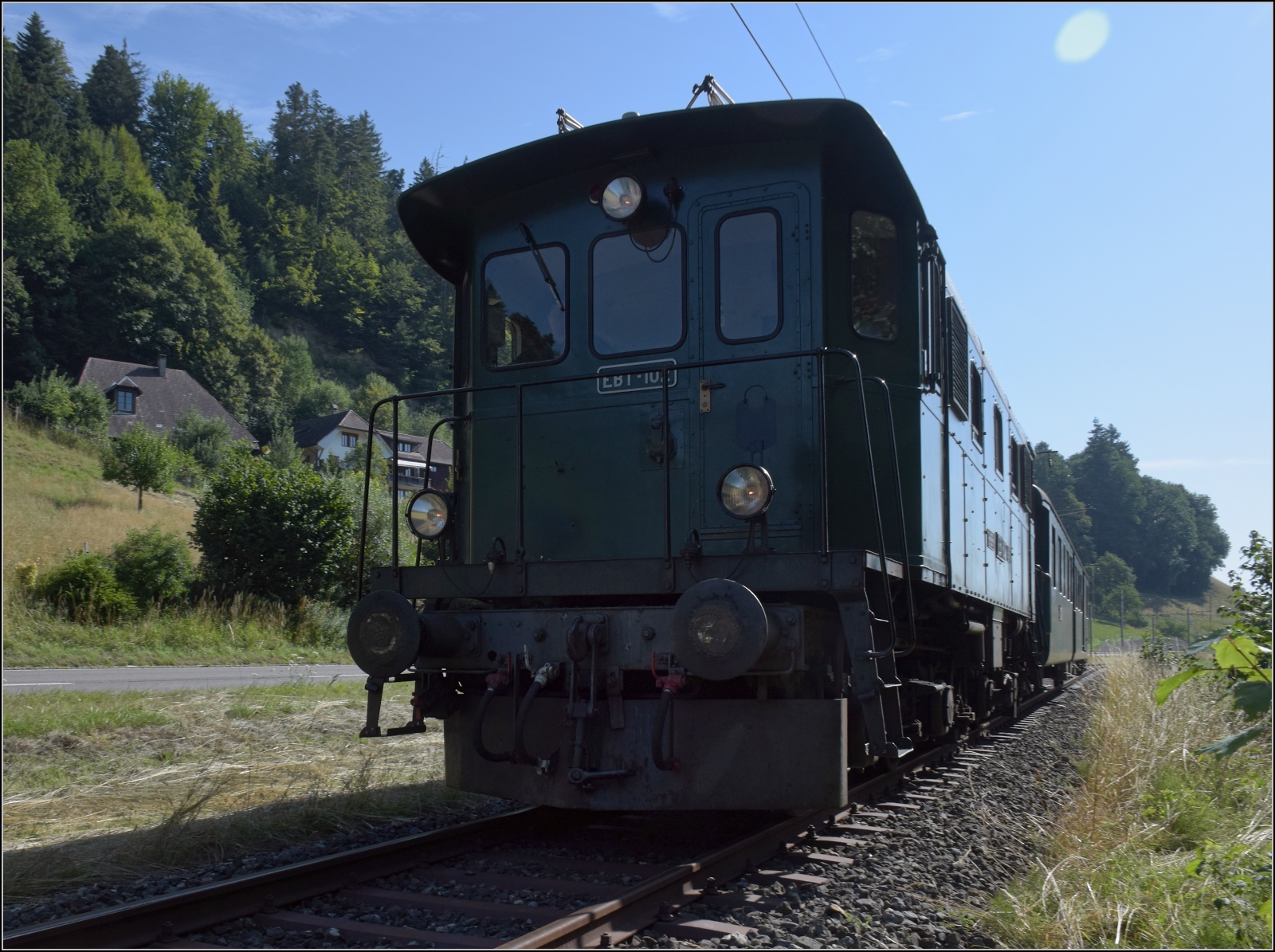 Öffentlicher Fahrtag auf der Emmentalbahn. 

Den Frühkurs von Huttwil zieht EBT Be 4/4 102 nach Sumiswald-Grünen. Fuchsloch, Juli 2023.