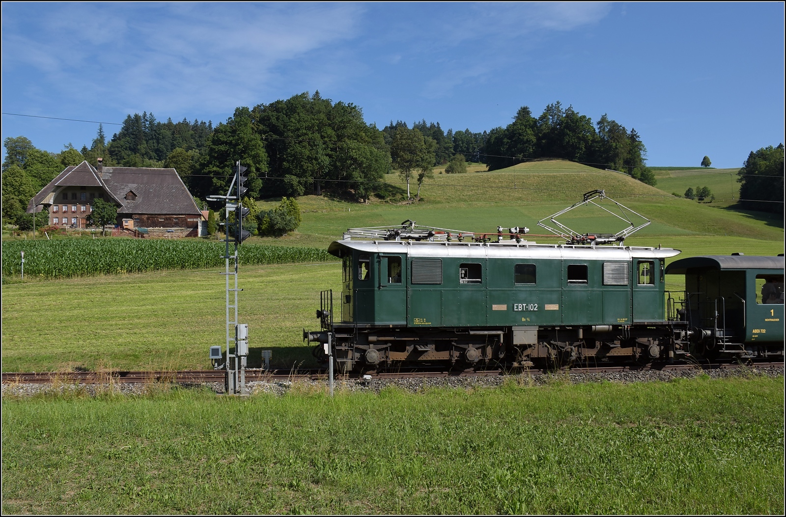 Öffentlicher Fahrtag auf der Emmentalbahn. 

Den Frühkurs von Huttwil zieht EBT Be 4/4 102 nach Sumiswald-Grünen. Dürrenroth, Juli 2023.