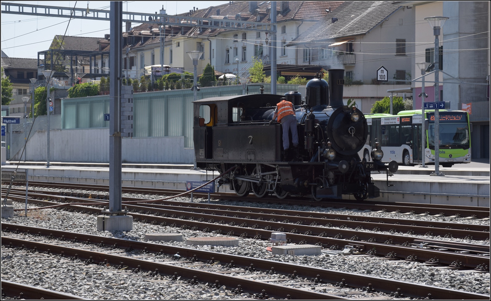 Öffentlicher Fahrtag auf der Emmentalbahn.

Die BSB Ed 3/4 51 beim Wasserfasssen in Huttwil. Juli 2023.