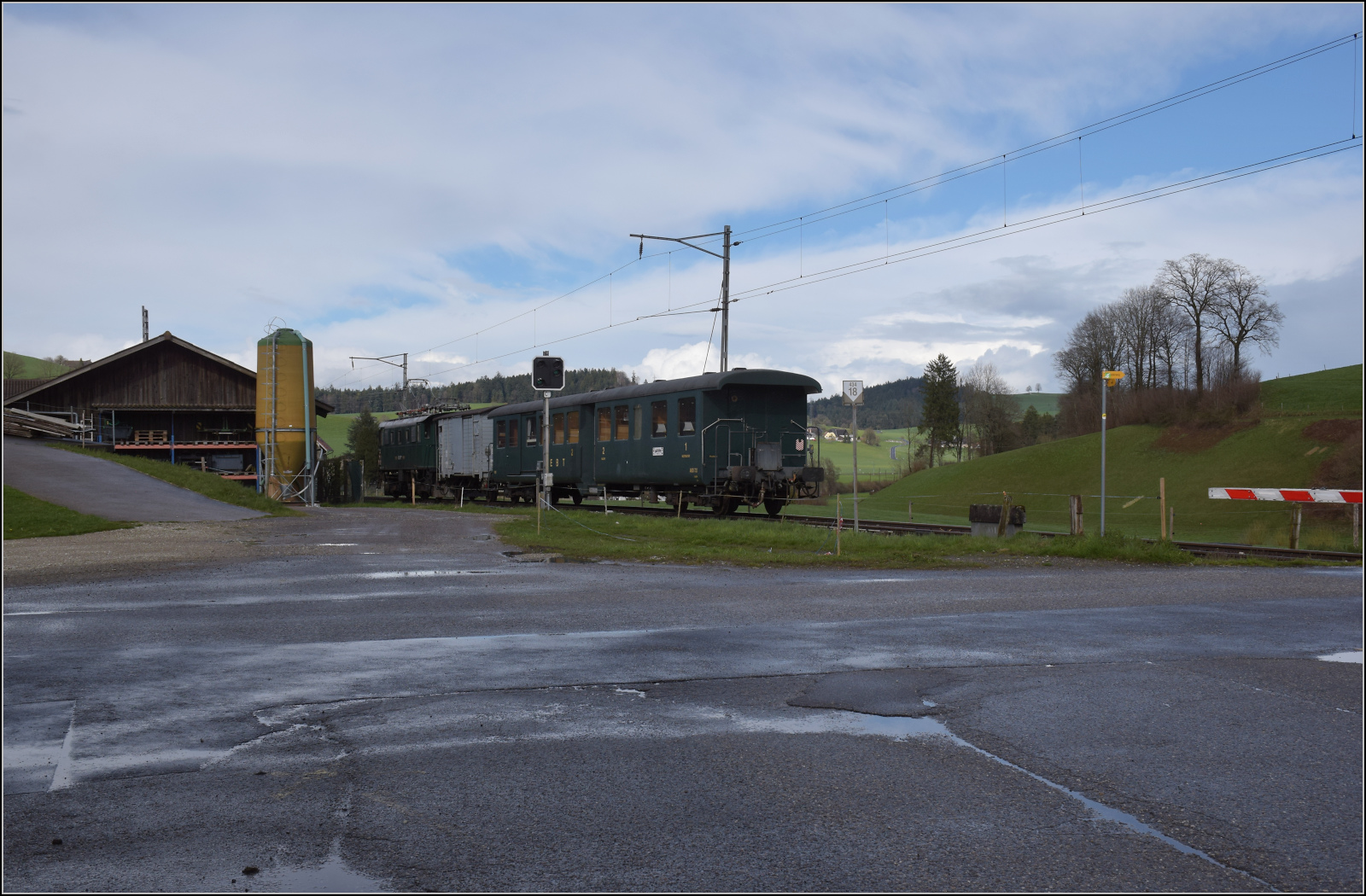 Ostermontag bei der 'Emmentalbahn'.

Be 4/4 102 der EBT in Häusernmoos. April 2024.