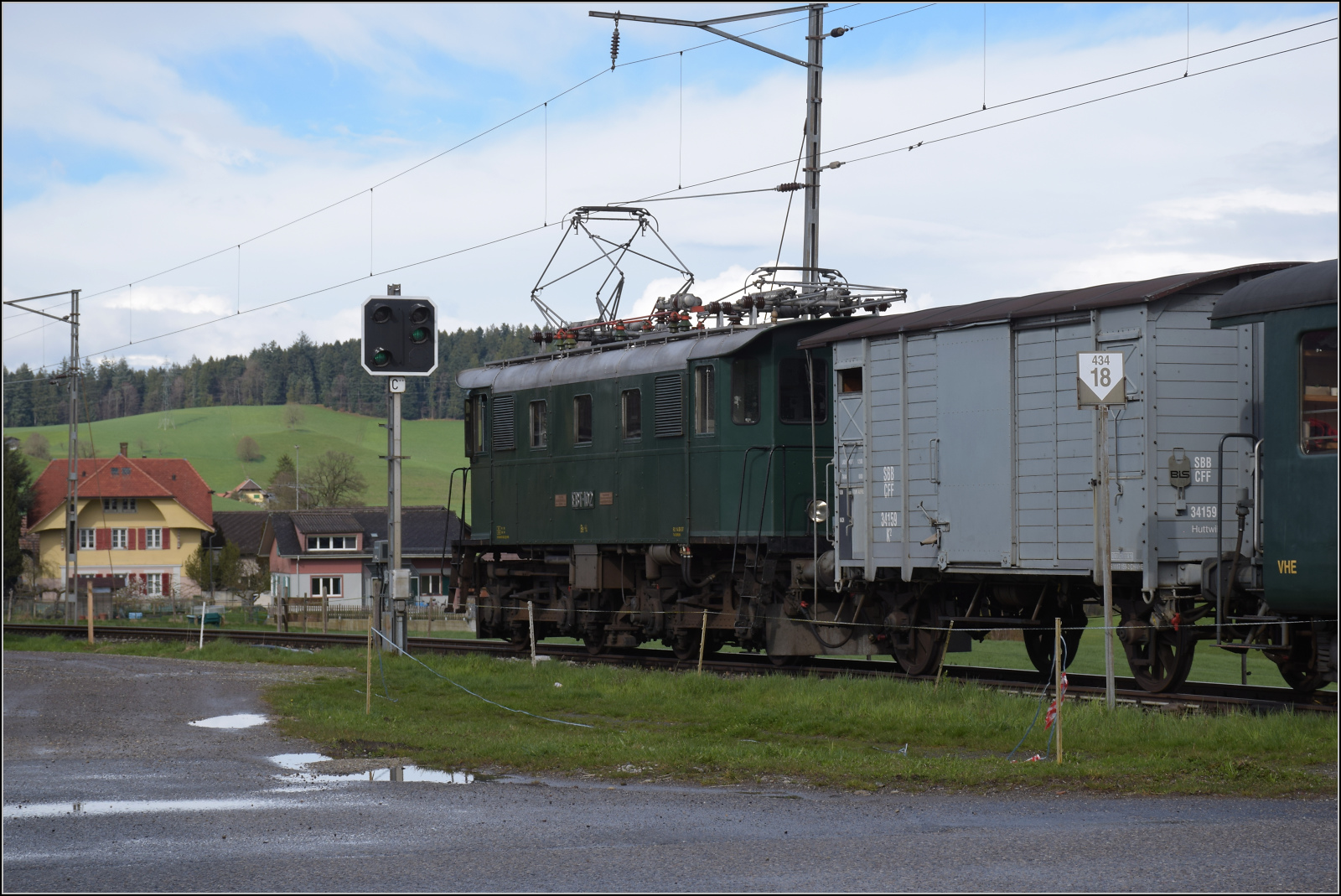 Ostermontag bei der 'Emmentalbahn'.

Be 4/4 102 der EBT in Häusernmoos. April 2024.