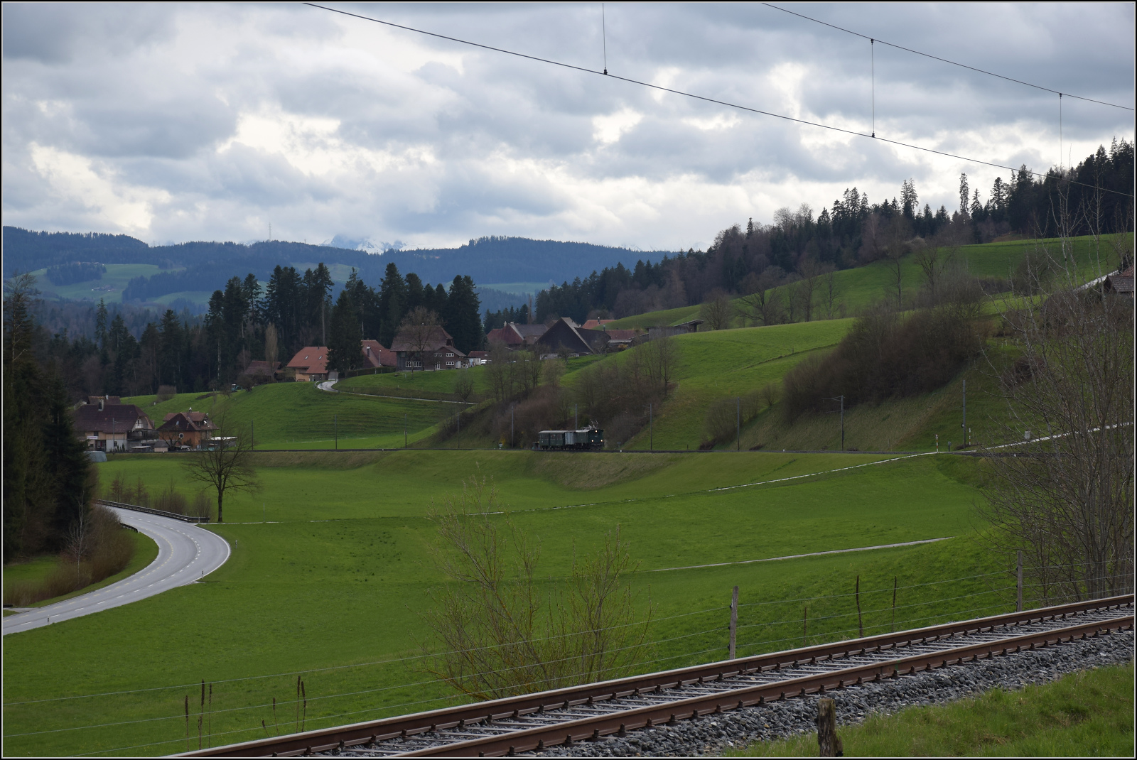 Ostermontag bei der 'Emmentalbahn'.

Be 4/4 102 der EBT bei Gammenthal. April 2024.
