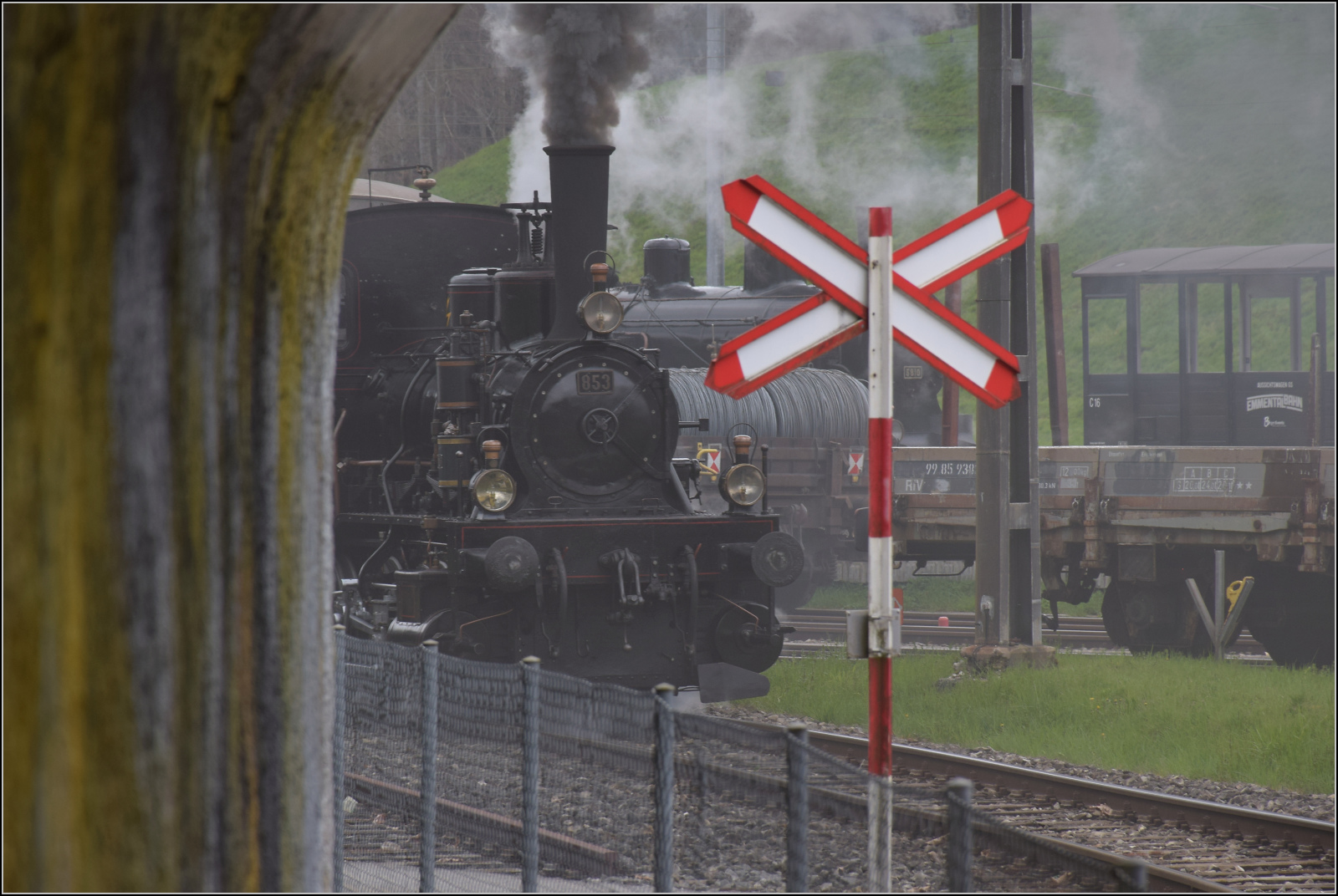 Ostermontag bei der 'Emmentalbahn'.

E 3/3 853 der JS verlsst den Bahnhof Sumiswald-Grnen. April 2024.