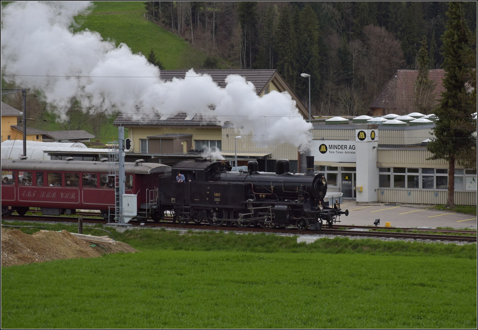 Ostermontag bei der 'Emmentalbahn'.

Eb 3/5 5810 bei Einfahrt Huttwil. April 2024.