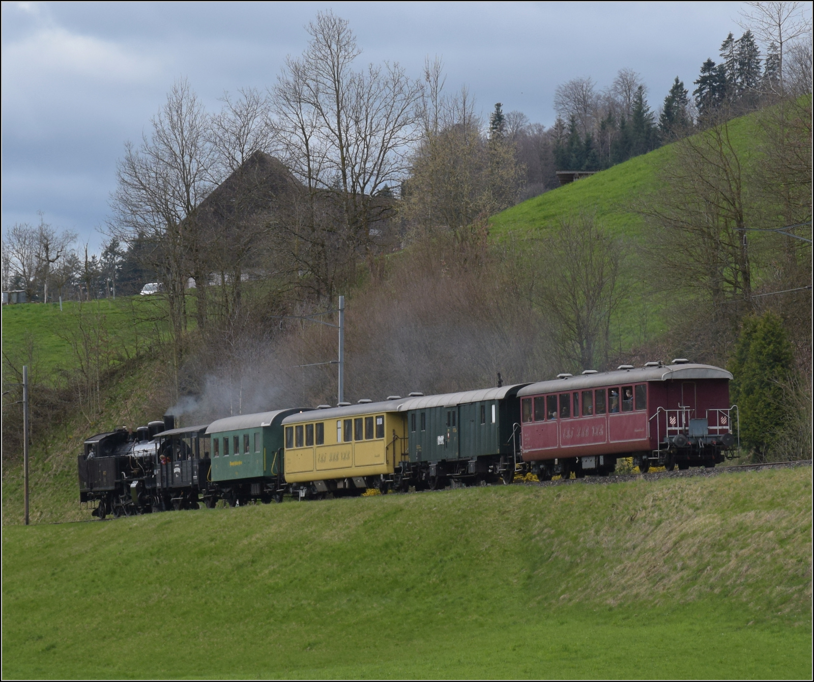 Ostermontag bei der 'Emmentalbahn'.

Eb 3/5 5810 bei Gammenthal. April 2024.