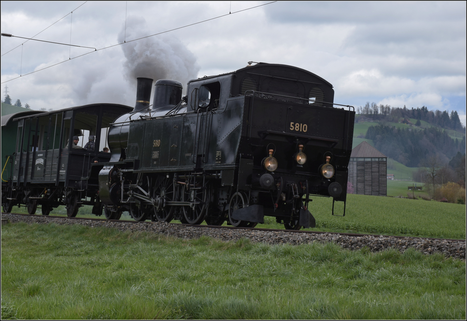 Ostermontag bei der 'Emmentalbahn'.

Eb 3/5 5810 in Waltrigen. April 2024.