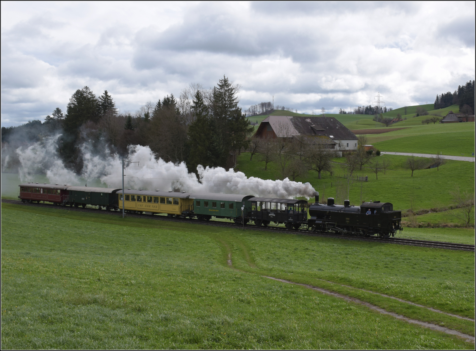 Ostermontag bei der 'Emmentalbahn'.

Eb 3/5 5810 in Dürrenroth/Breite. April 2024.