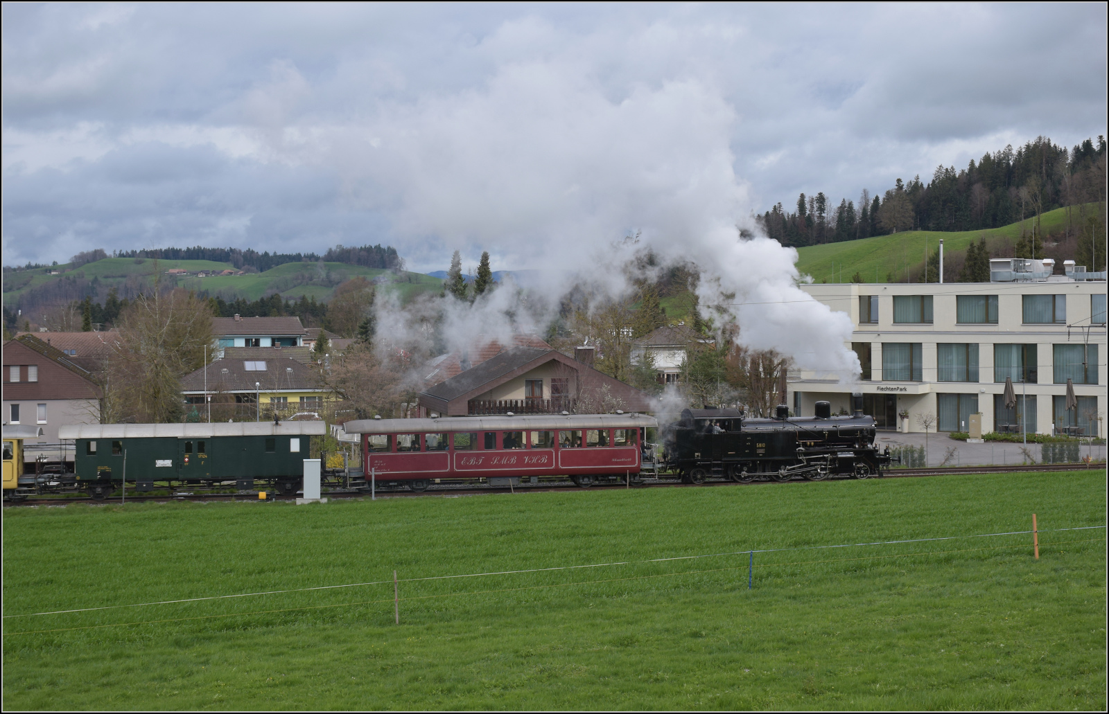 Ostermontag bei der 'Emmentalbahn'.

Eb 3/5 5810 erreicht Huttwil. April 2024.