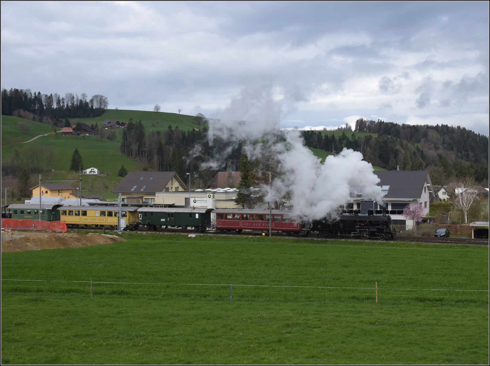 Ostermontag bei der 'Emmentalbahn'.

Eb 3/5 5810 erreicht Huttwil. April 2024.