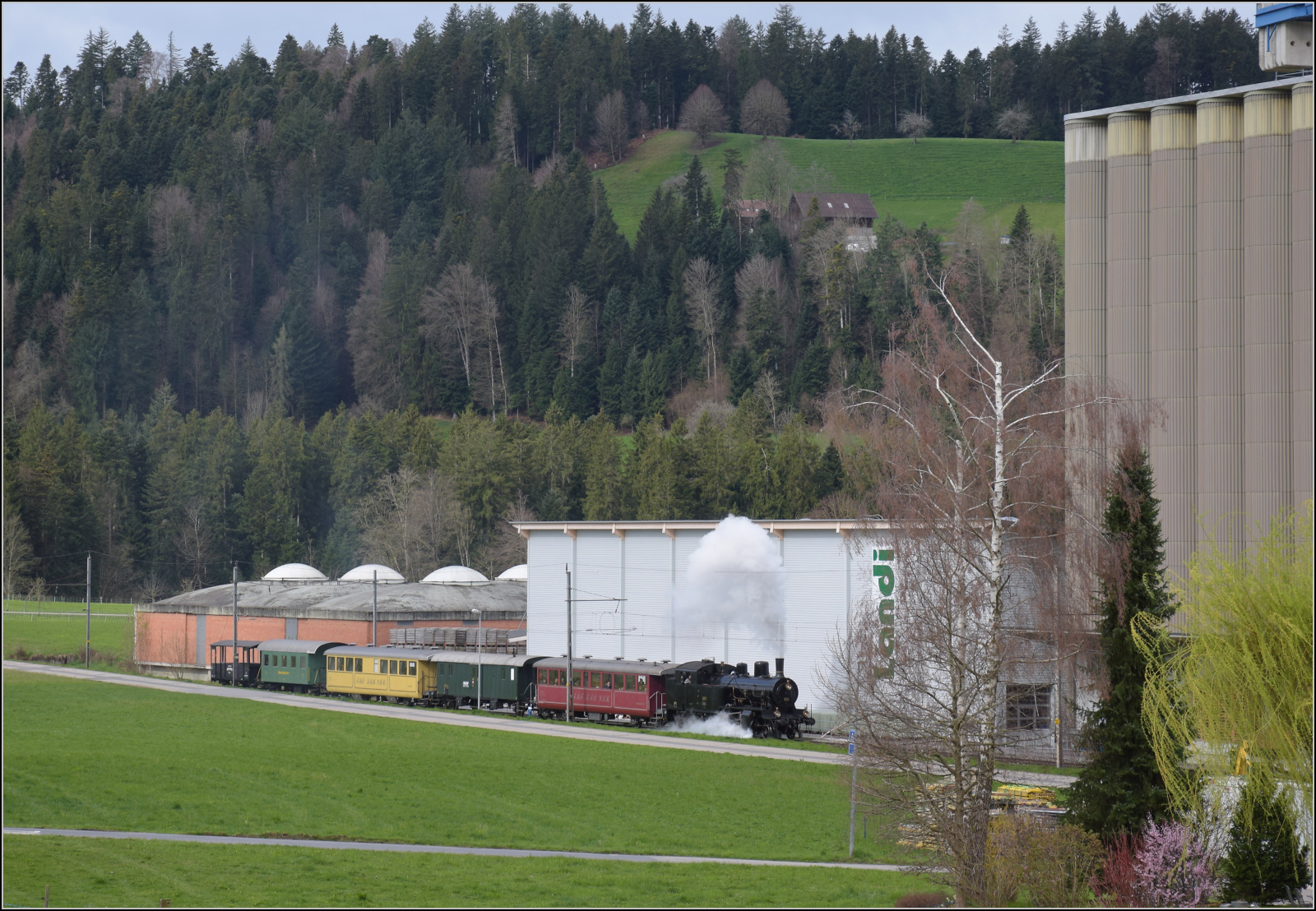 Ostermontag bei der 'Emmentalbahn'.

Eb 3/5 5810 erreicht Huttwil. April 2024.