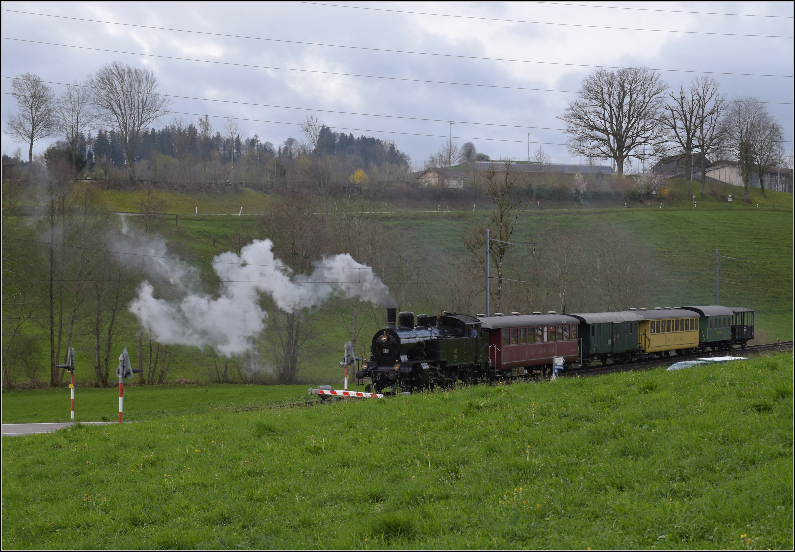 Ostermontag bei der 'Emmentalbahn'.

Eb 3/5 5810 erreicht Dürrrenroth/Breite. April 2024.