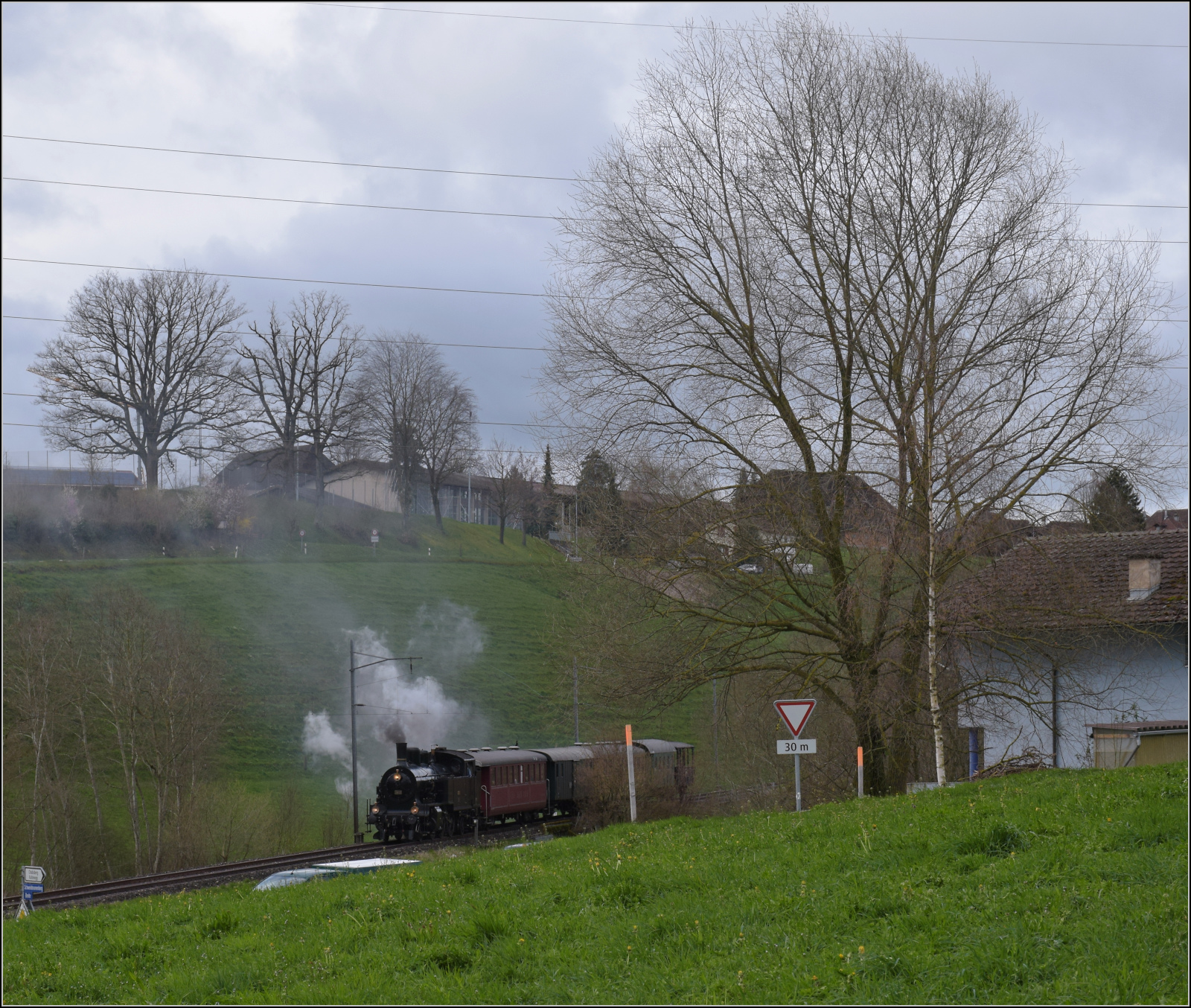 Ostermontag bei der 'Emmentalbahn'.

Eb 3/5 5810 erreicht Dürrrenroth/Breite. April 2024.