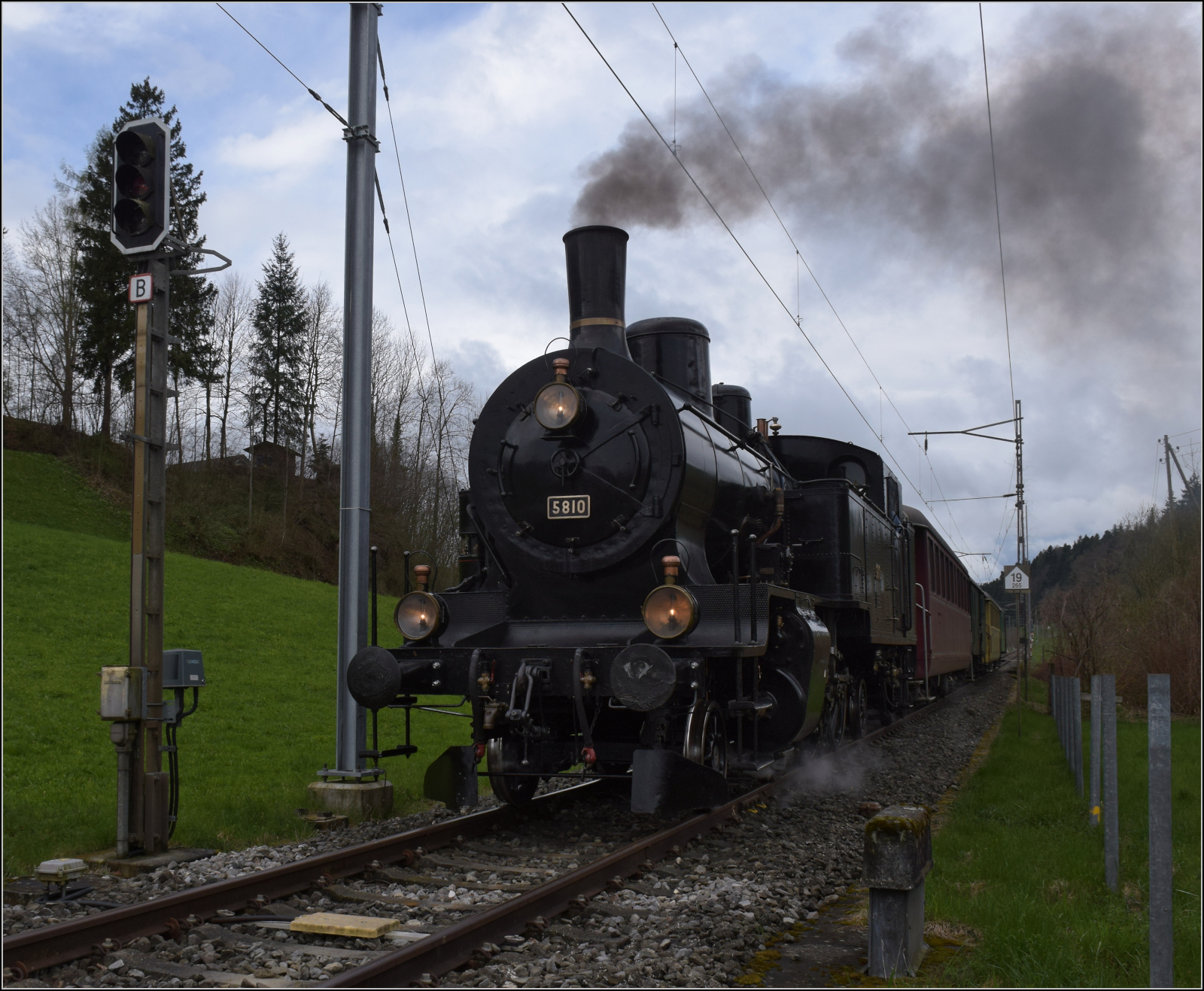 Ostermontag bei der 'Emmentalbahn'.

Eb 3/5 5810 erreicht Dürrrenroth. April 2024.