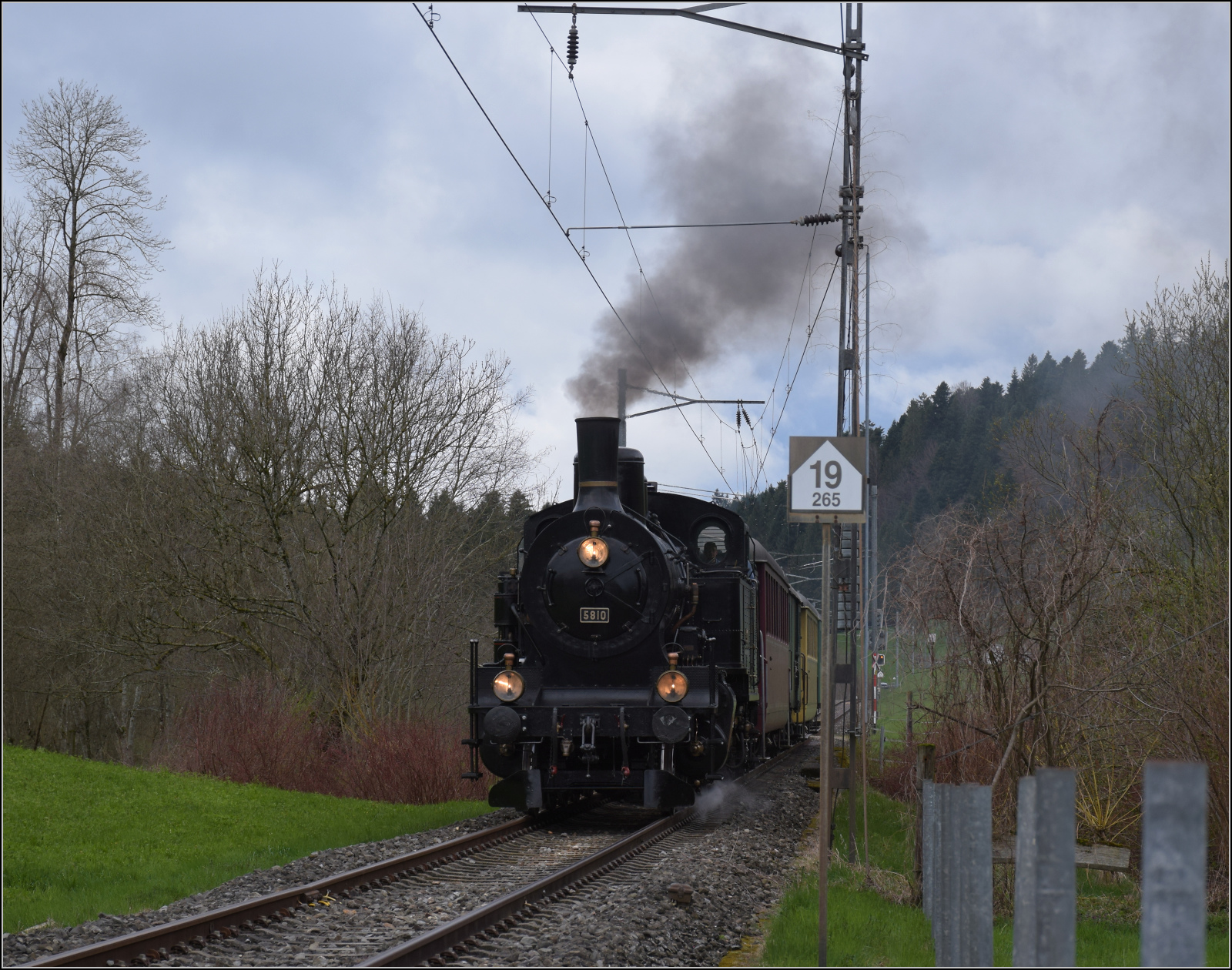Ostermontag bei der 'Emmentalbahn'.

Eb 3/5 5810 erreicht Drrrenroth. April 2024.