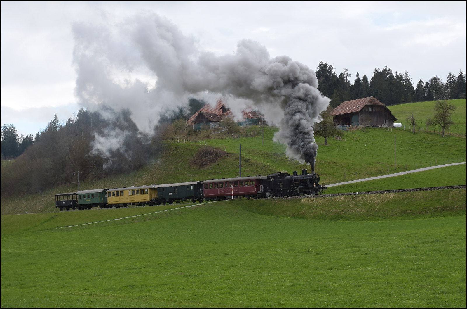 Ostermontag bei der 'Emmentalbahn'.

Eb 3/5 5810 bei Griesbachmatten. April 2024.
