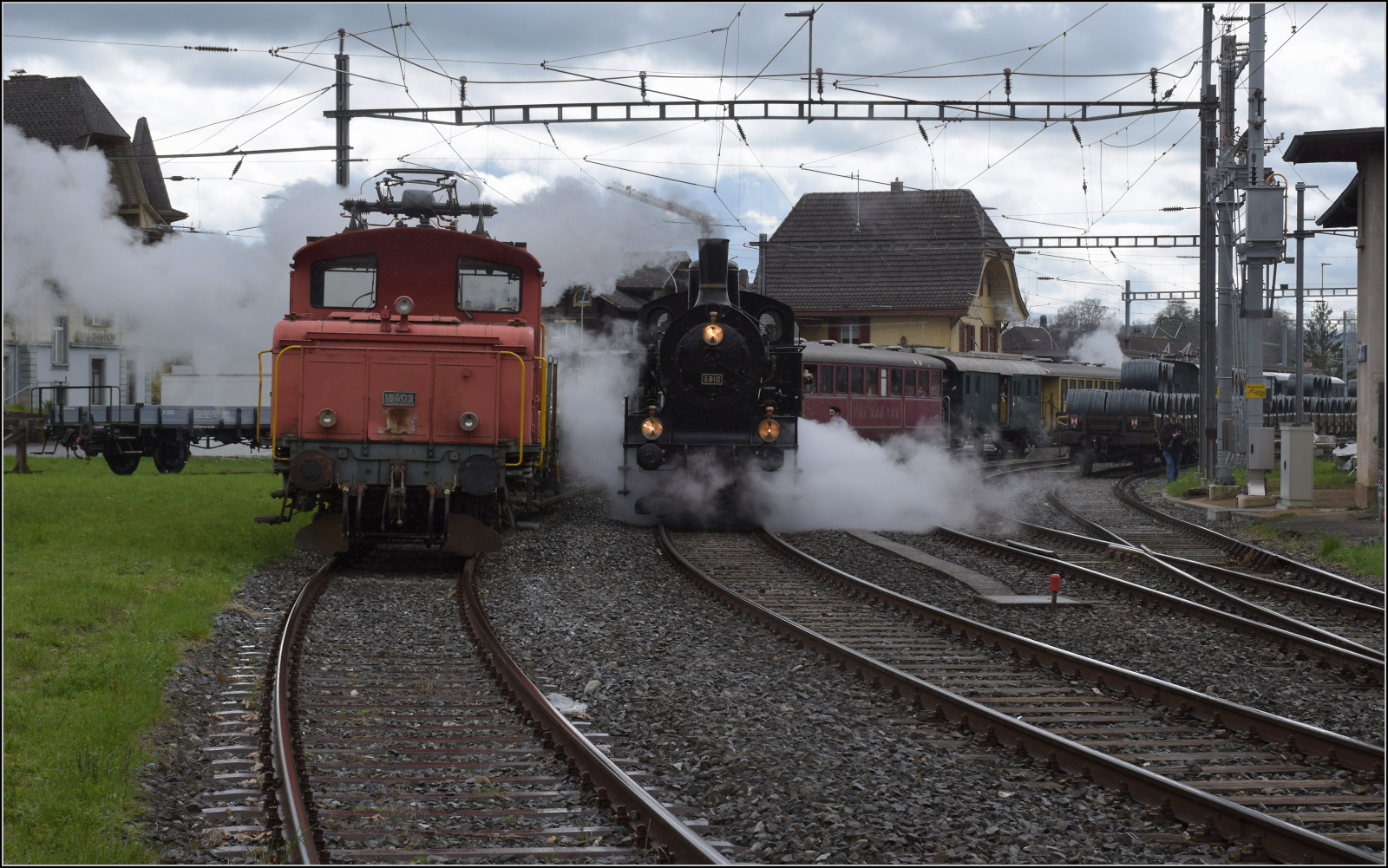 Ostermontag bei der 'Emmentalbahn'.

Rangierfahrt von Eb 3/5 5810 in Sumiswald-Grnen. Noch im Alltagsbetrieb fr die Ruwa-Drahtwerke ist die E 3/3 16403, stellt aber die passende Kulisse her. April 2024.