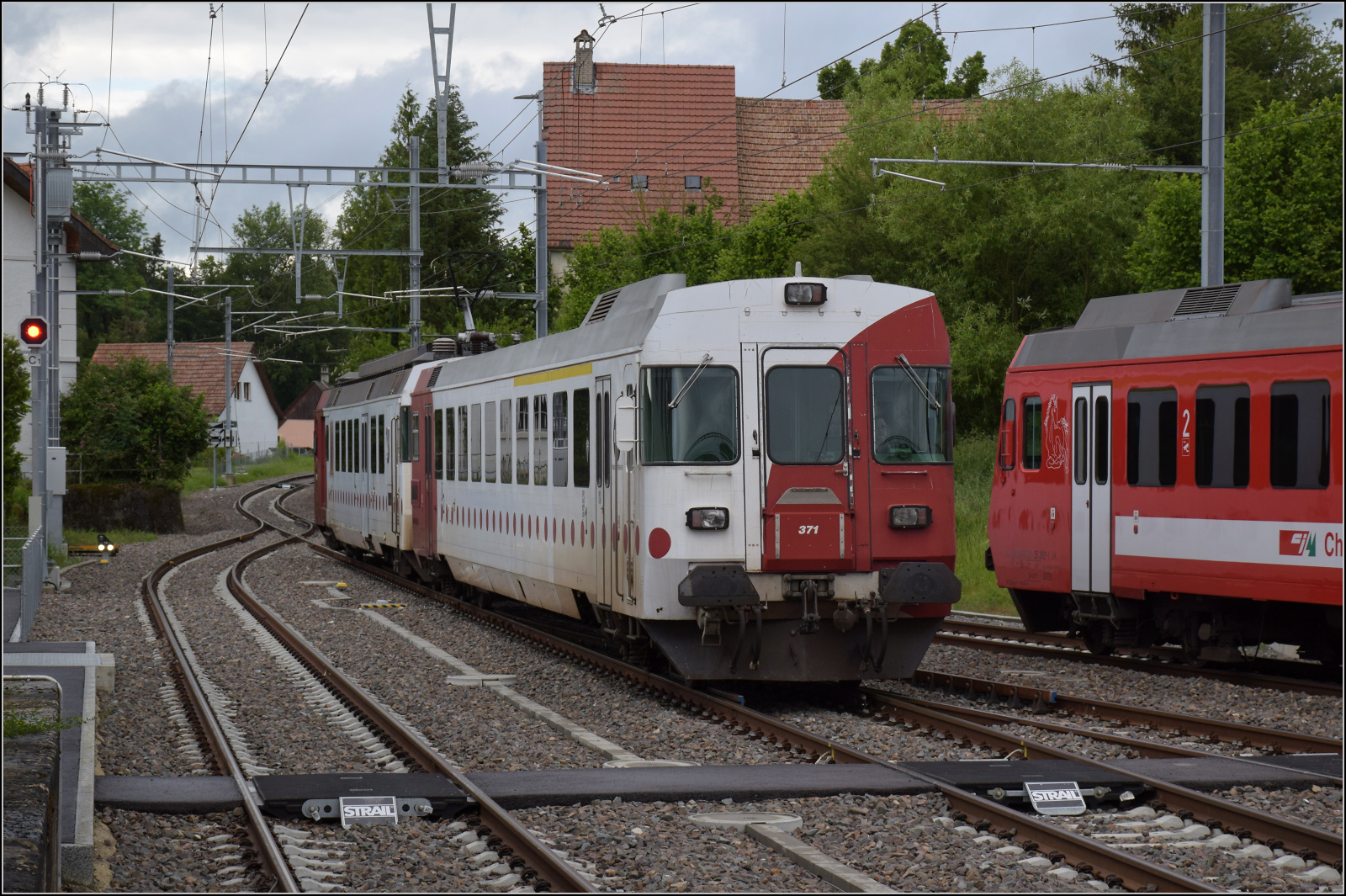 Pumpfel, das Streckenende.

Auch der Eisenbahnfreund wird ein wenig nostalgisch, wenn der NPZ mit zwei Führerständen und dem Design Schweizer Triebwagen aus den 60er Jahren auftaucht. RABe 567 171 ist noch unverändert mit den TPF-Punkten bei der CJ unterwegs, hier mit Bt 371 vorangestellt. Bonfol, Mai 2024.