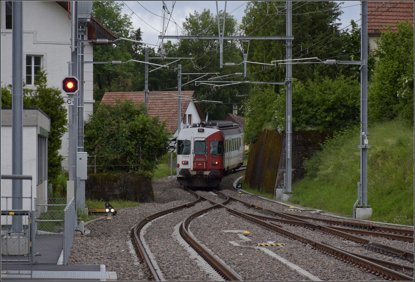 Pumpfel, das Streckenende.

Auch der Eisenbahnfreund wird ein wenig nostalgisch, wenn der NPZ mit zwei Fhrerstnden und dem Design Schweizer Triebwagen aus den 60er Jahren auftaucht. RABe 567 171 ist noch unverndert mit den TPF-Punkten bei der CJ unterwegs, hier mit Bt 371 vorangestellt. Bonfol, Mai 2024.