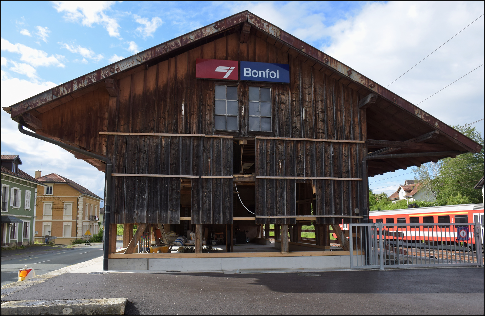 Pumpfel, das Streckenende.

Der Gterschuppen von Bonfol wird offenbar gerade renoviert. In den letzten Jahren wurde er noch als Hofladen genutzt. Fr einen Grenzbahnhof war der Schuppen allerdings ein wenig klein geraten. Mai 2024.