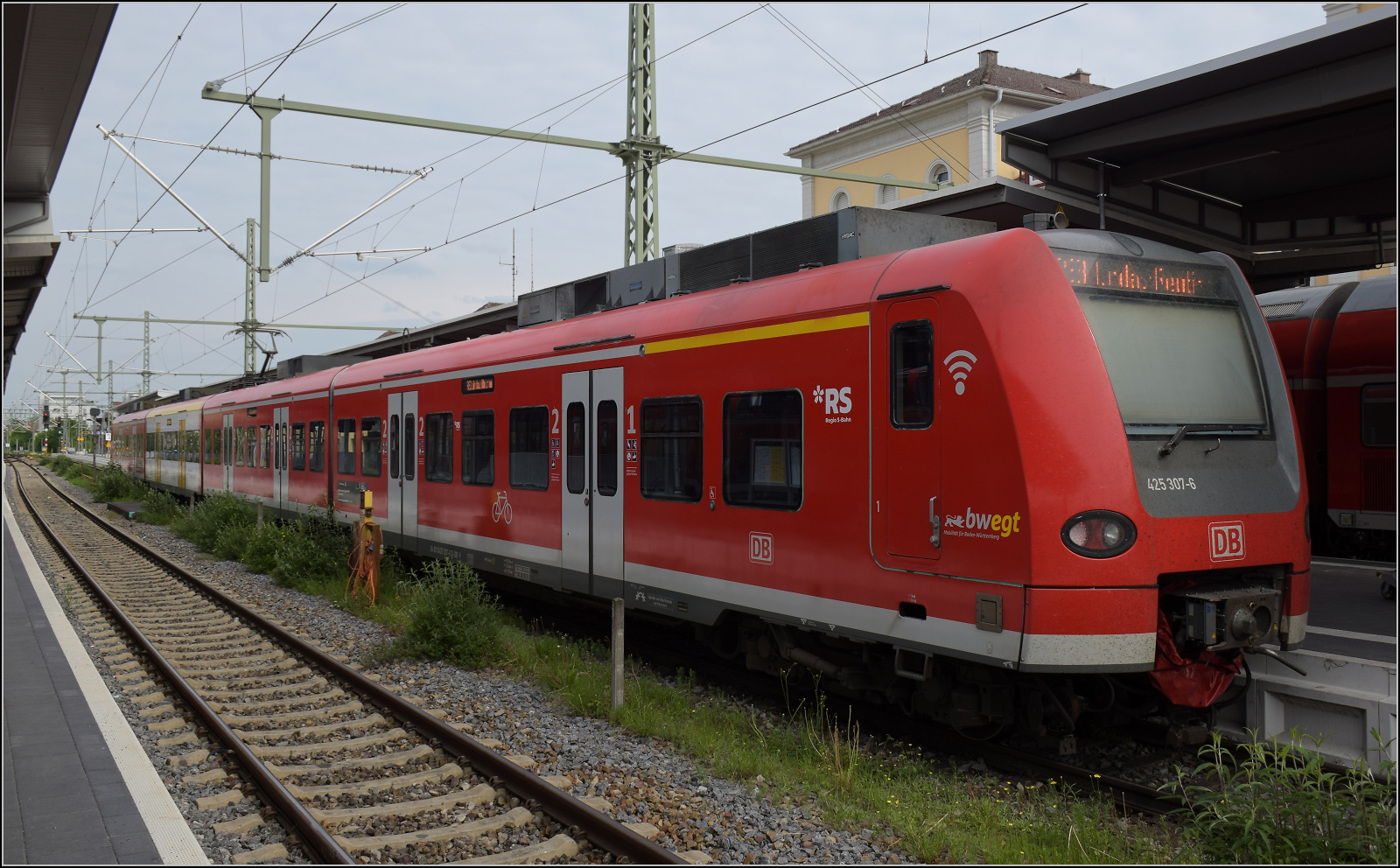 Quietschie mit BW-Design-Fleck. 425 307 in Friedrichshafen, Mai 2025.