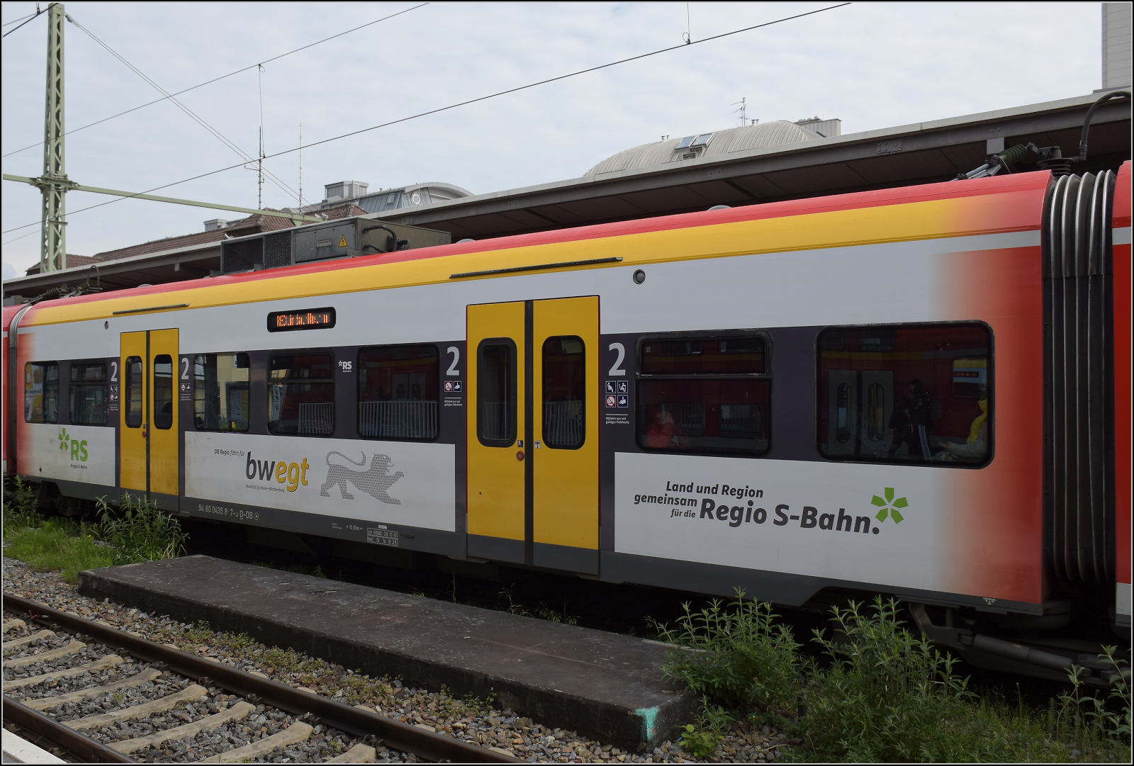 Quietschie mit BW-Design-Fleck. 425 307 in Friedrichshafen, Mai 2025.