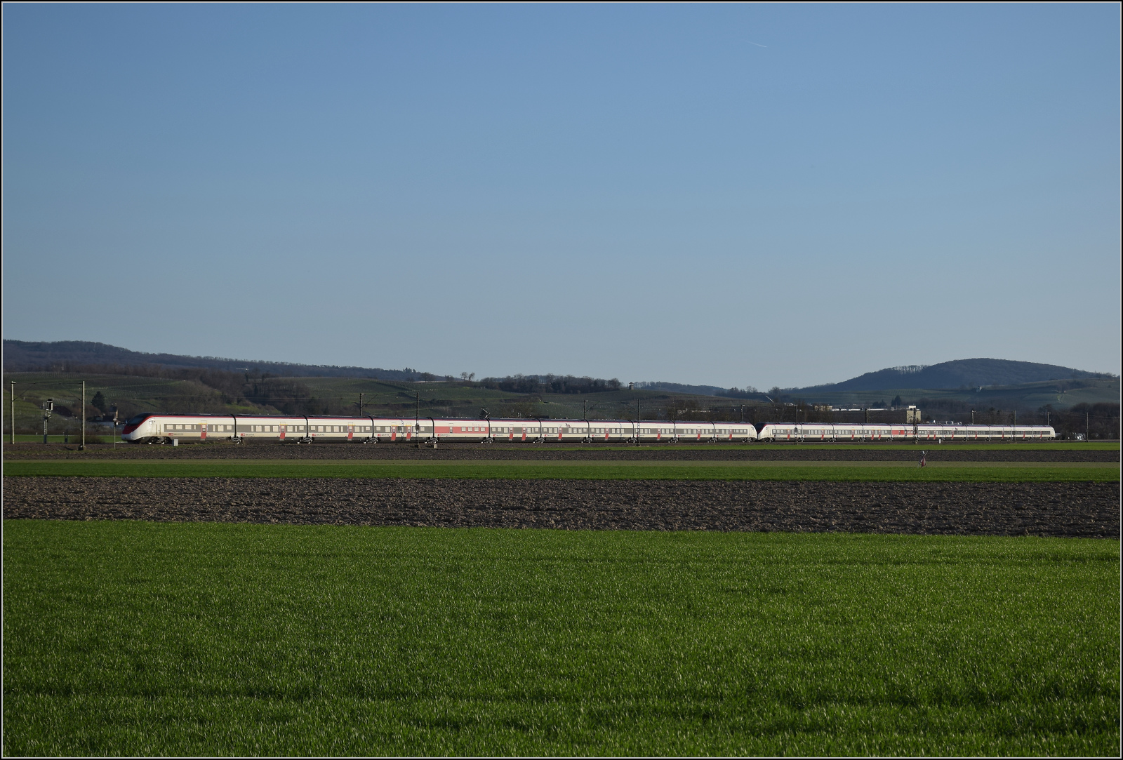 RABe 501 010 'Basel Landschaft' und RABe 501 012 'Kanton Solothurn' sind bei Hügelheim in die Schweiz unterwegs. Februar 2026.