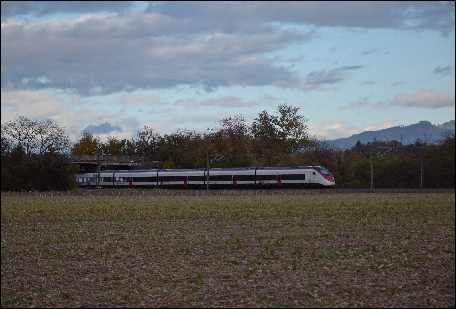 RABe 501 027 'Schaffhausen' bei Buggingen. Oktober 2025.