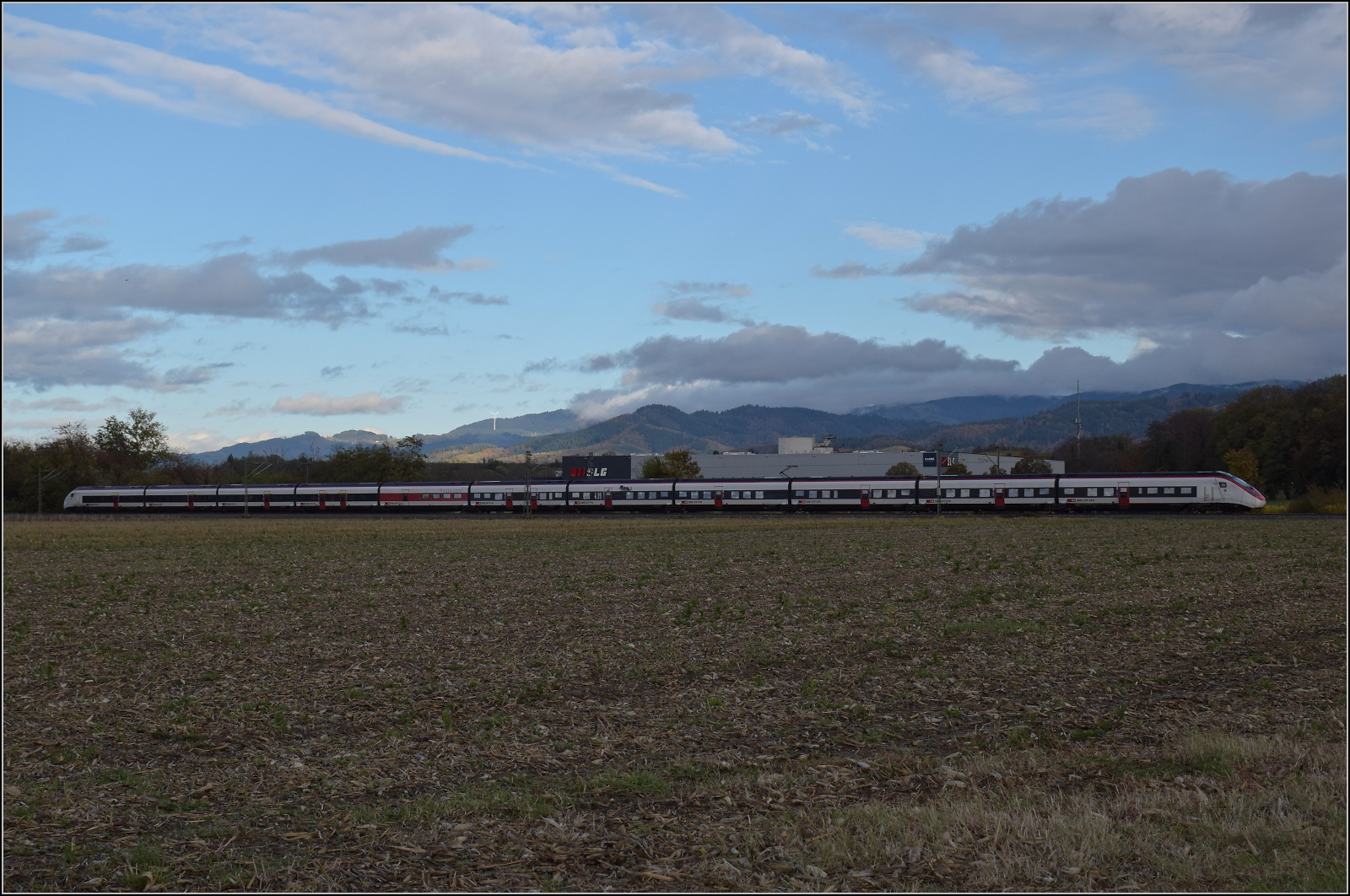 RABe 501 027 'Schaffhausen' bei Buggingen. Oktober 2025.