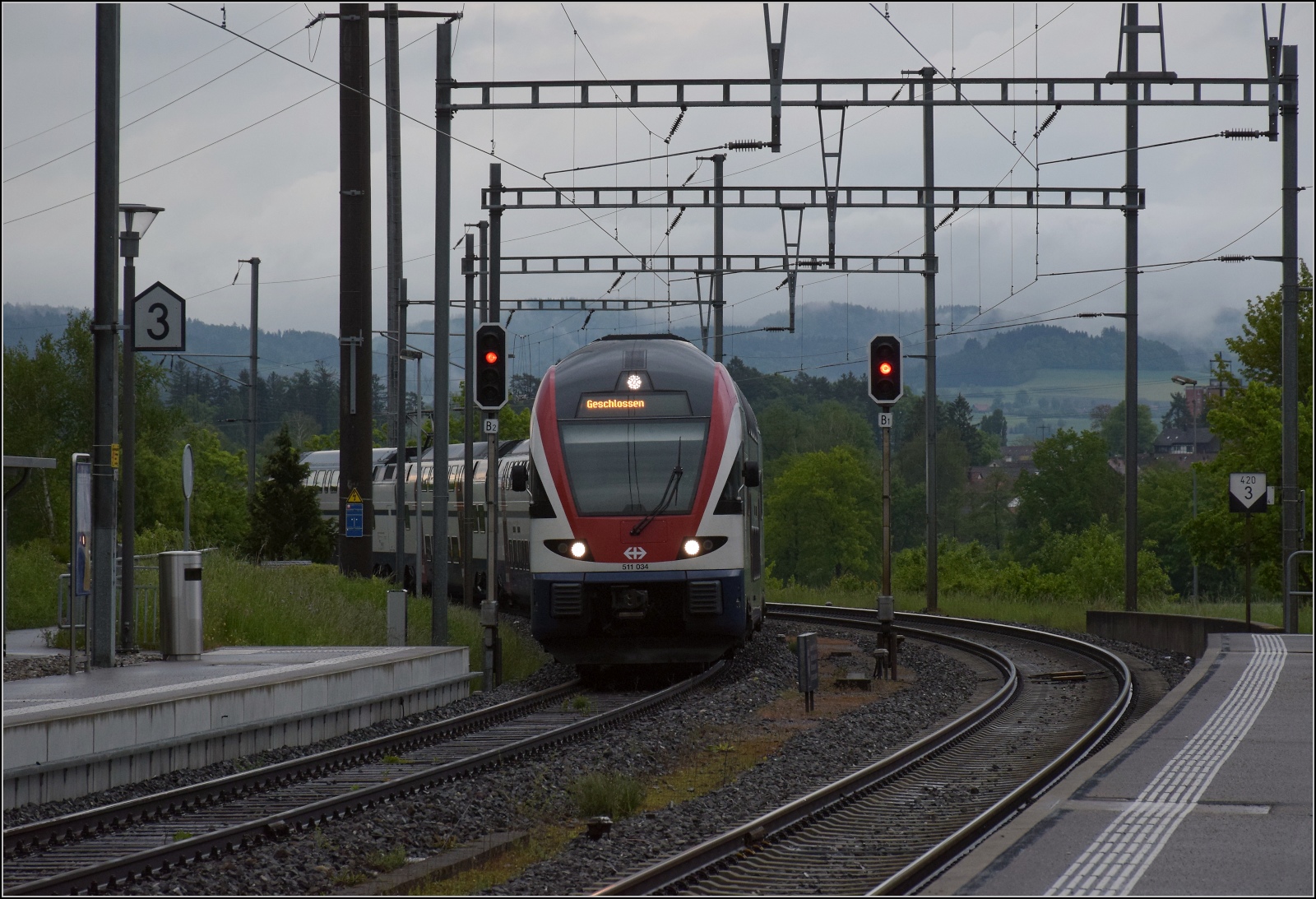 RABe 511 034 fährt in seinen Endbahnhof Seuzach ein. Mai 2023.