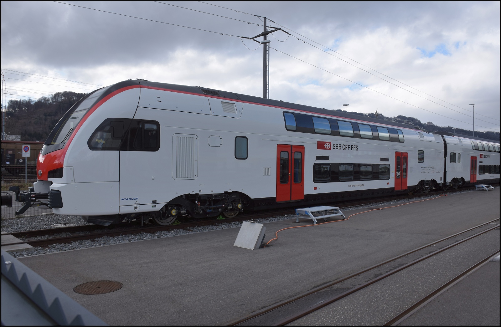 RABe 512 010 ist noch nicht fertig zusammengebaut aber schön auf dem Präsentierteller im Stadlerwerk St. Margrethen. Februar 2023.