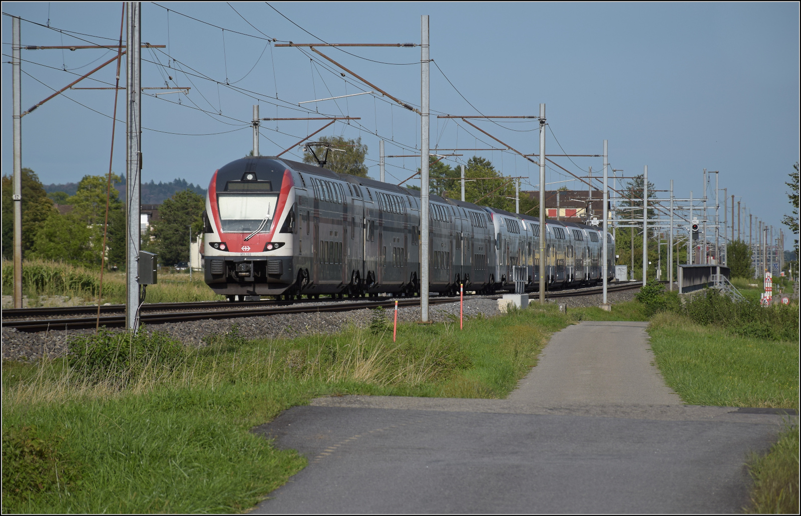 RABe 512 058 und RABe 511 123 bei Altreu. September 2026.