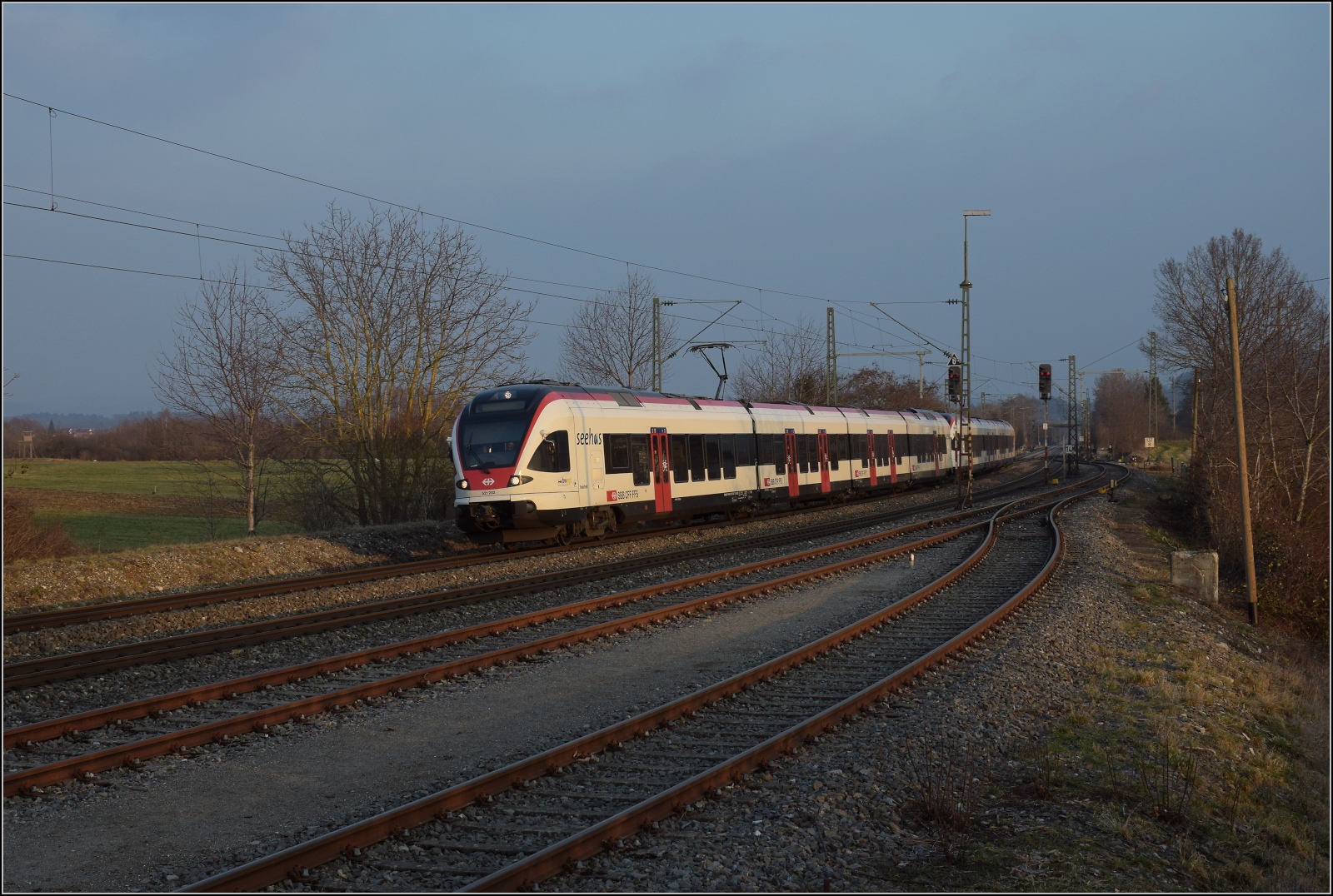 RABe 521 202 und RABe 521 201 in Welschingen. März 2023.