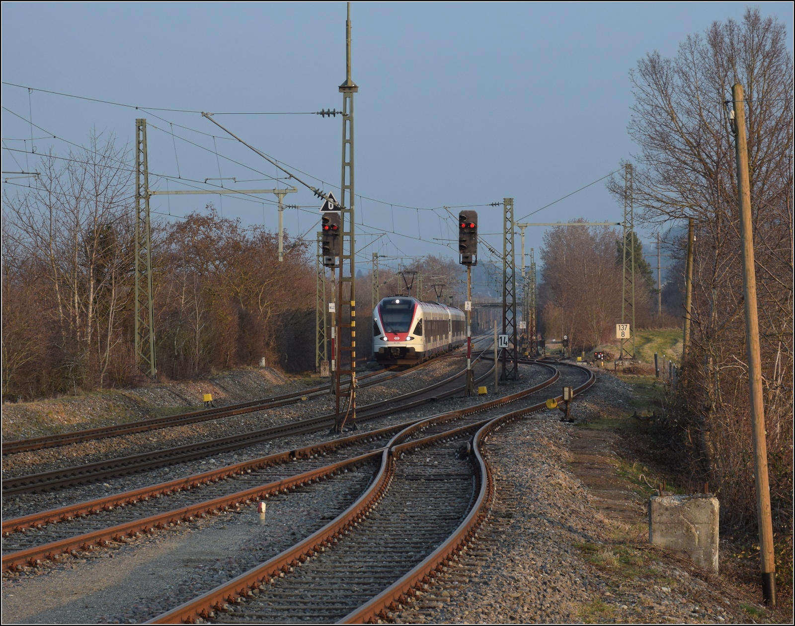 RABe 521 202 und RABe 521 201 in Welschingen. März 2023.