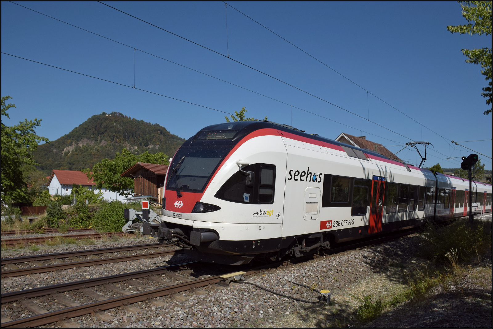 RABe 521 202 und RABe 521 207 (im Bild) in Welschingen. August 2026.