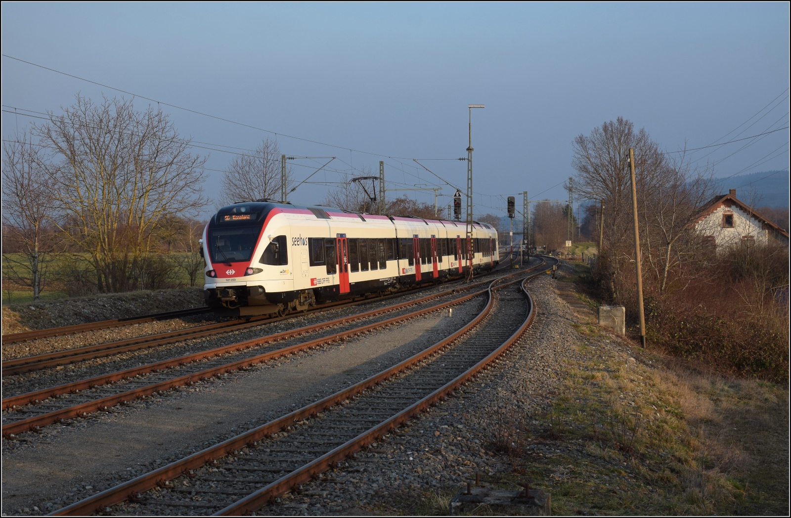 RABe 521 203 in Welschingen. März 2023.