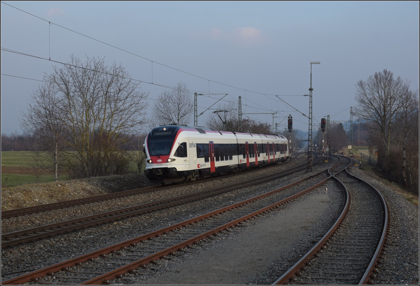 RABe 521 203 in Welschingen. März 2023.