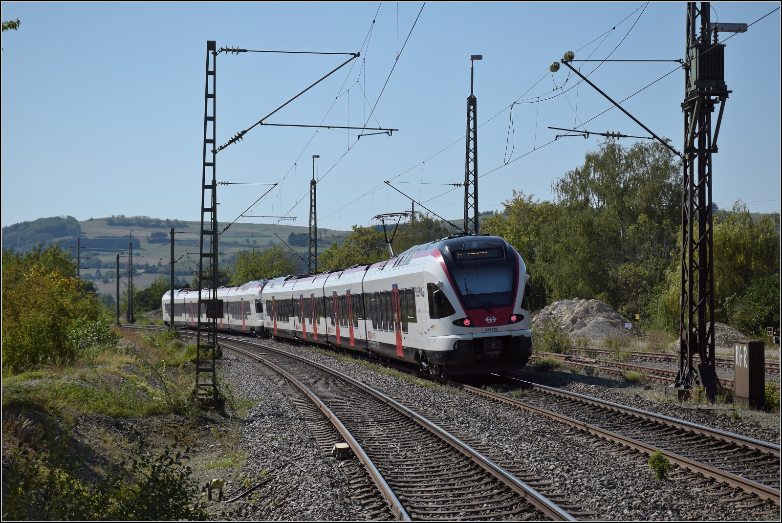 RABe 521 207 und RABe 521 202 in Welschingen. August 2026.