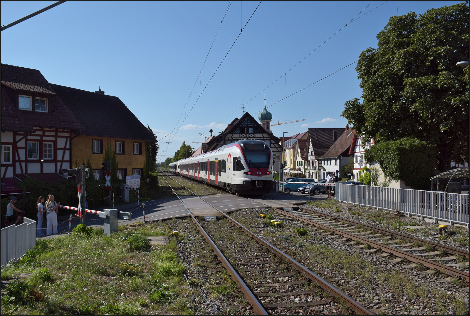 RABe 521 208 'Singen' und RABe 521 006 in Allensbach. August 2026