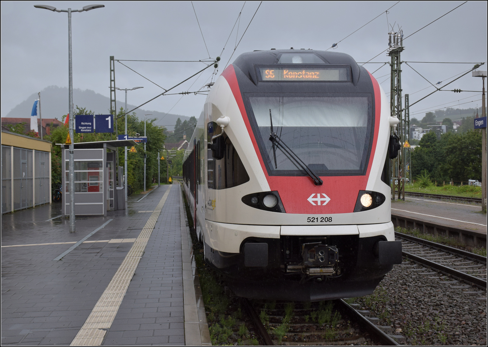 RABe 521 208 in Welschingen. Juli 2025.