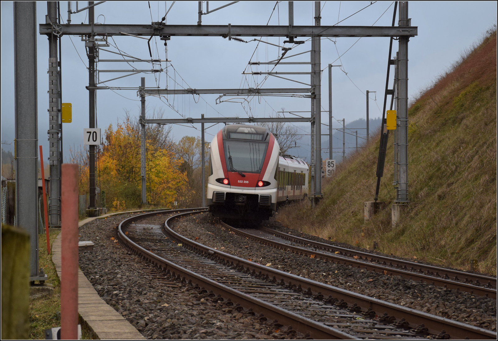 RABe 522 205 auf dem Weg nach Pontarliers. Travers, Oktober 2025.