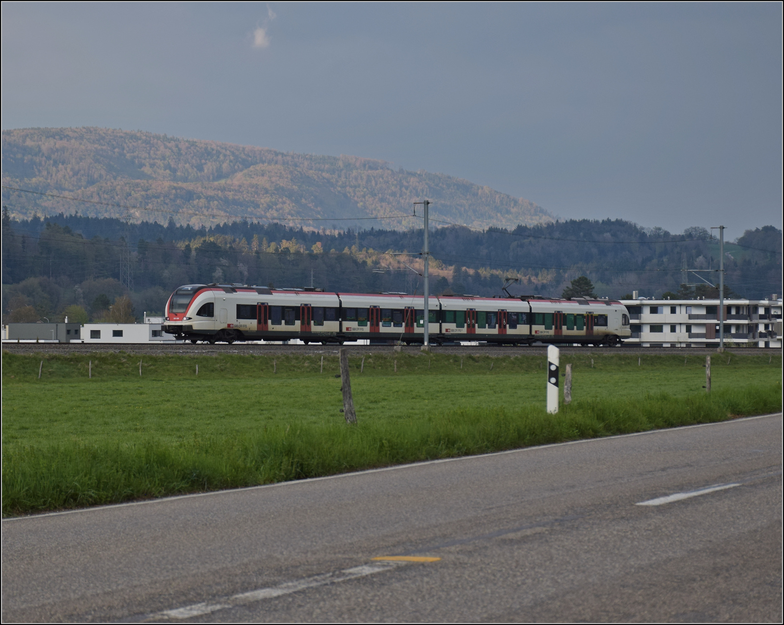 RABe 522 208 bei Bassecourt im Delsberger Becken. April 2026.